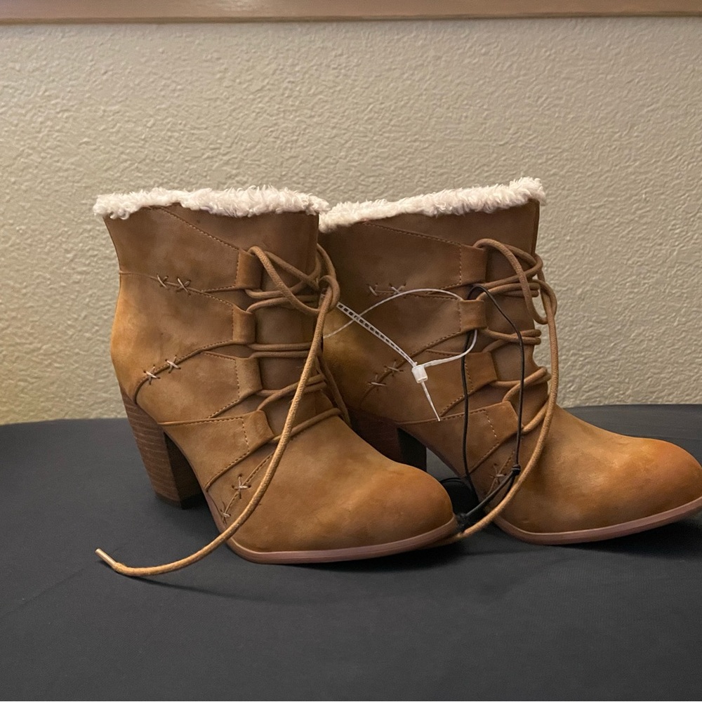 Women Boots, size 6.  Brand new.  Missing price tag.